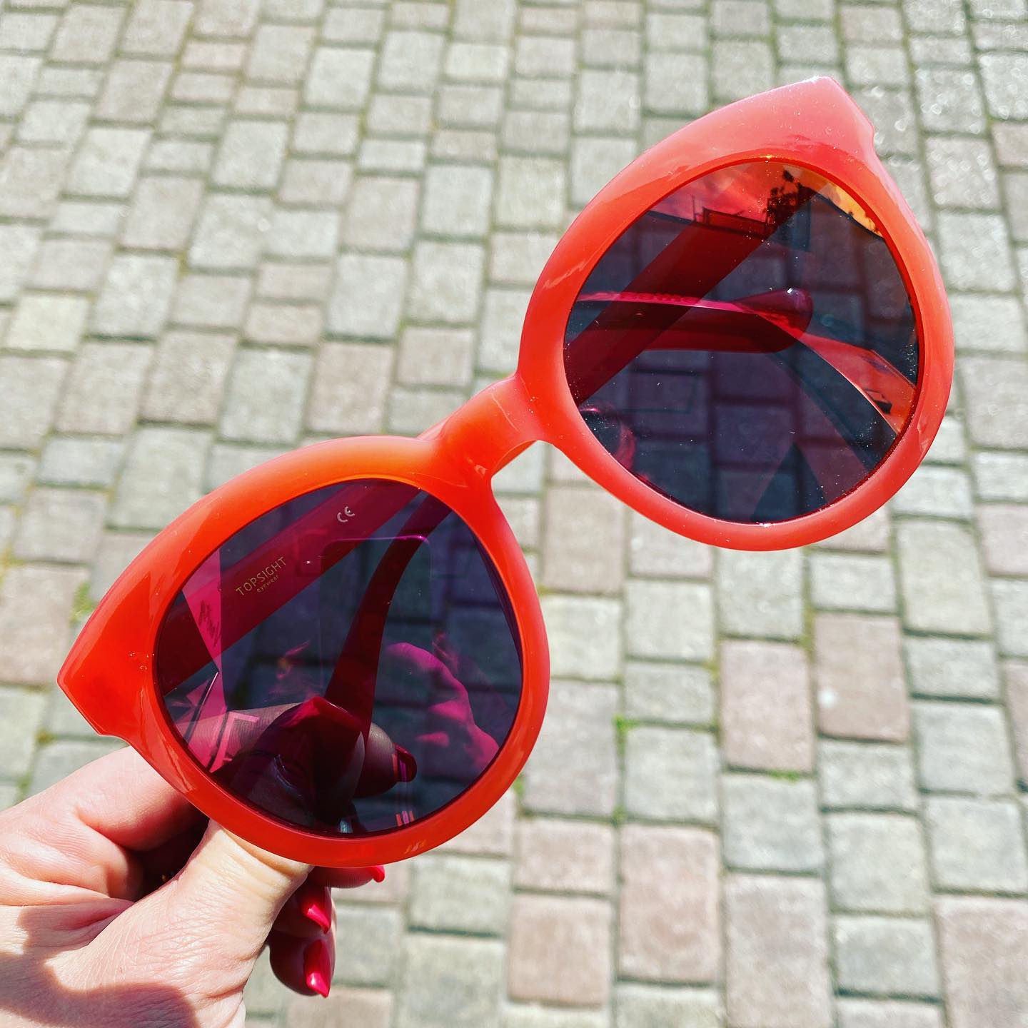 occhiali da sole con la montatura rossa