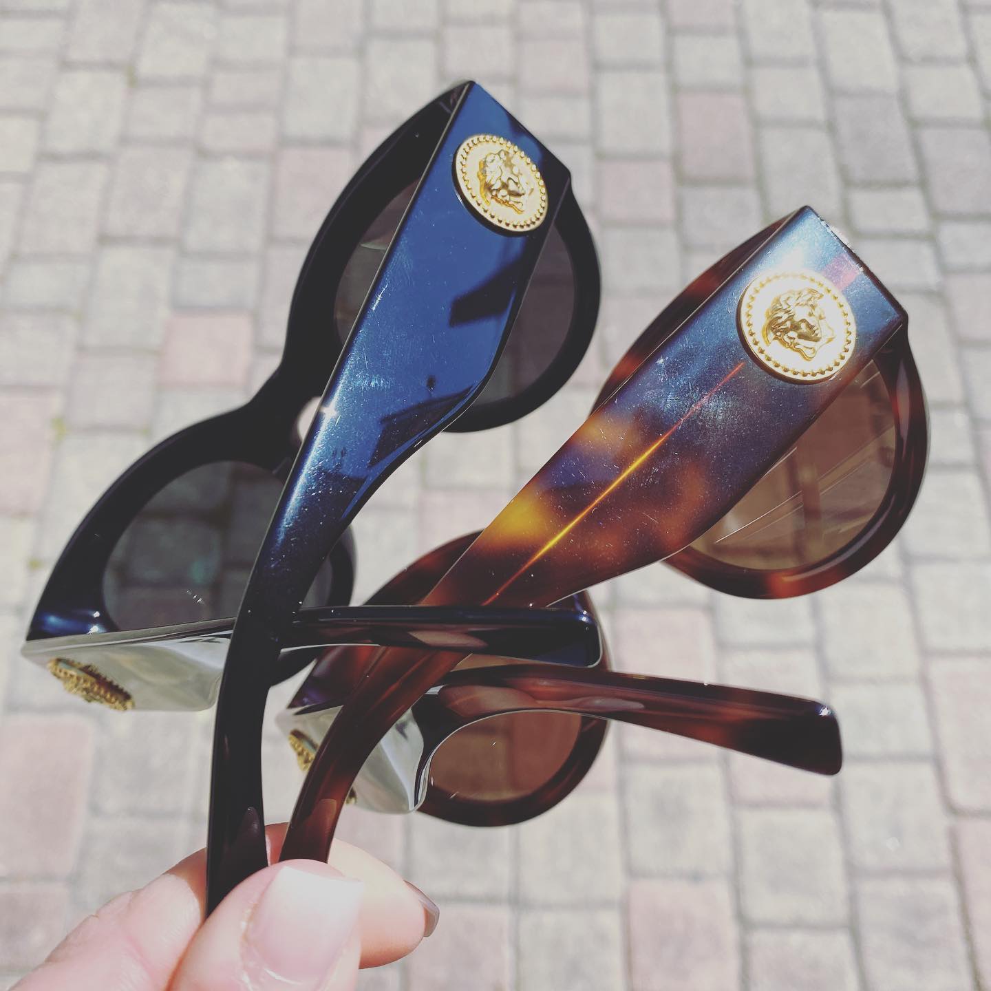 due paia di occhiali da sole Versace