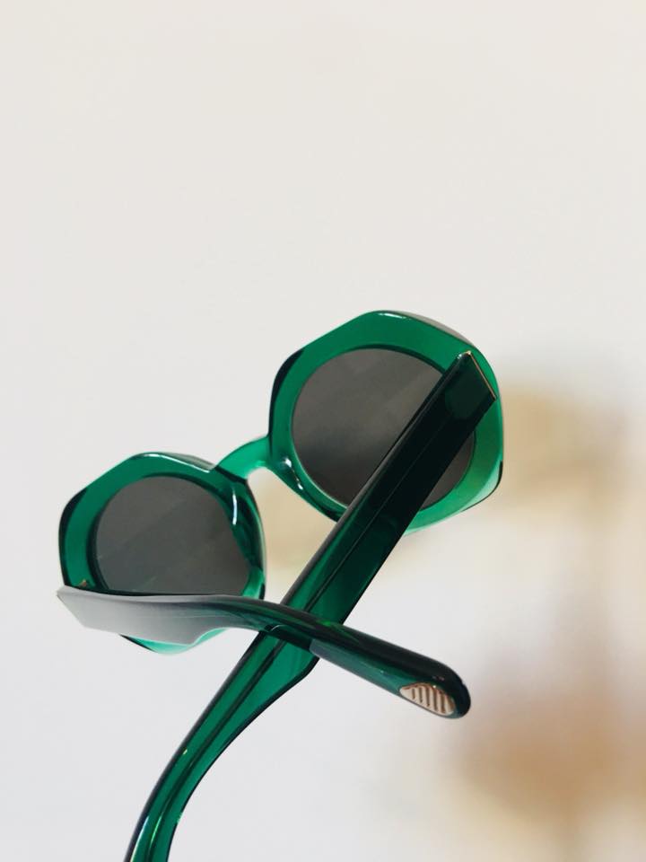 occhiali da sole con montatura verde