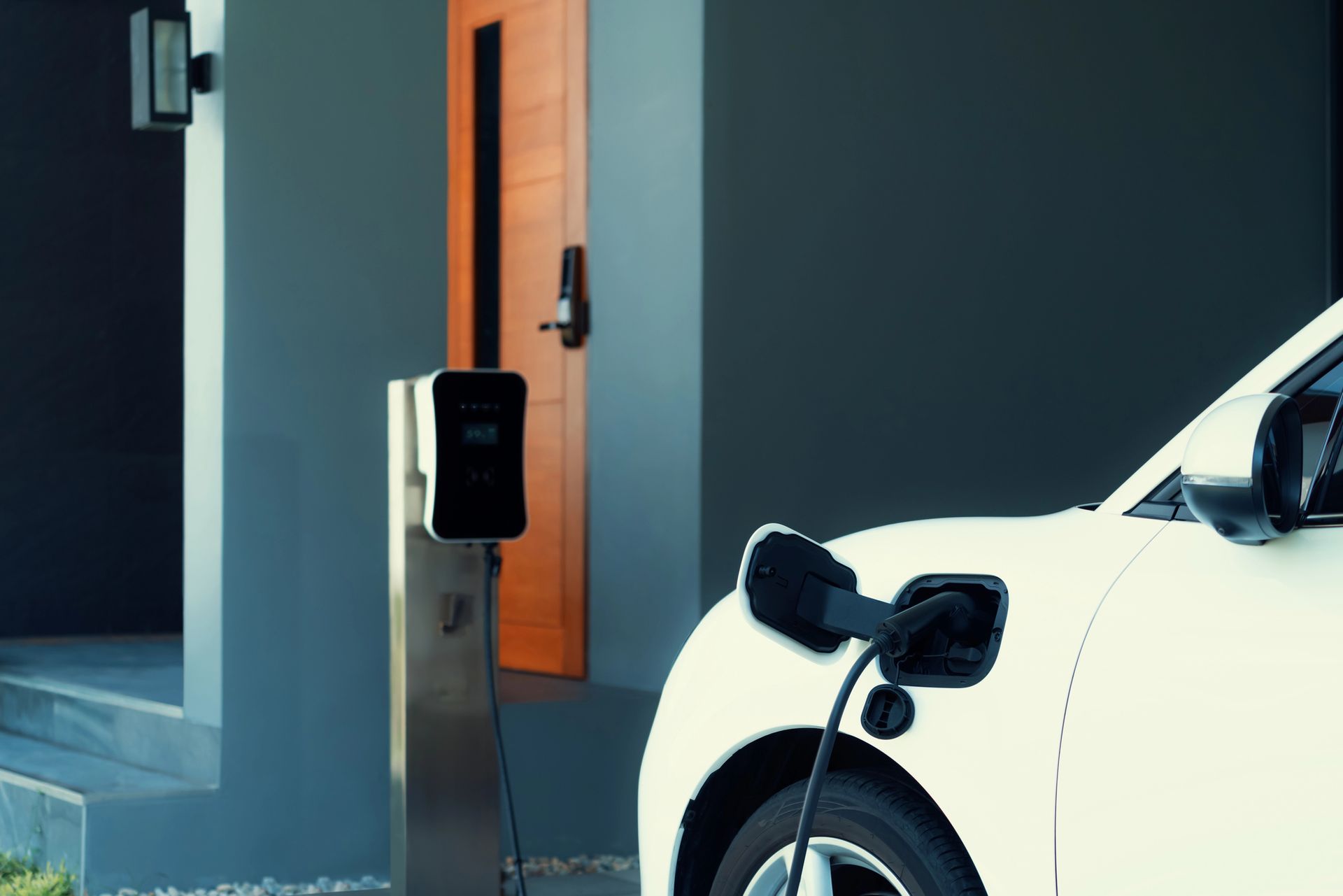 Sähköauton latauspiste kotiin