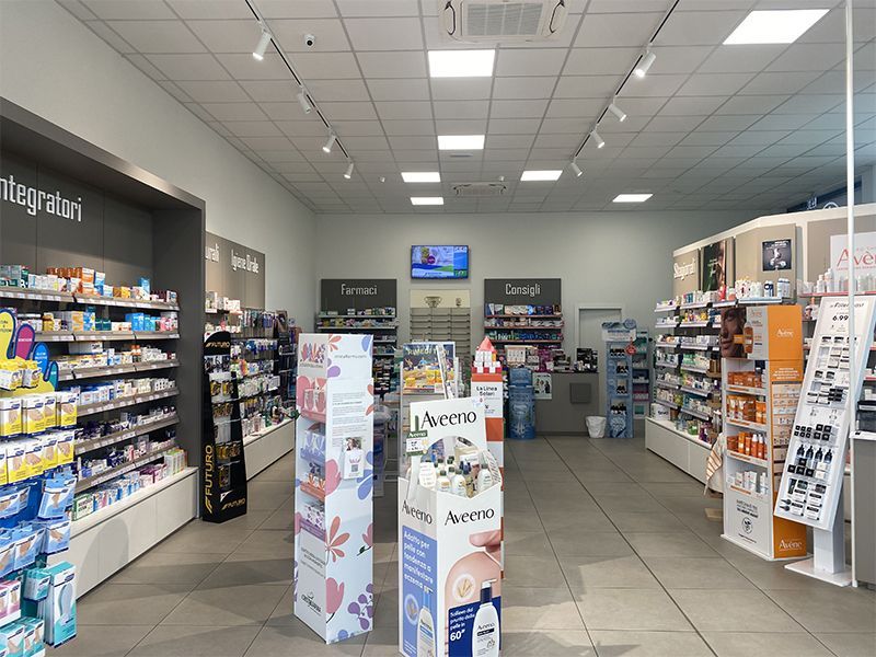 L'interno di una farmacia con molti scaffali ed espositori.