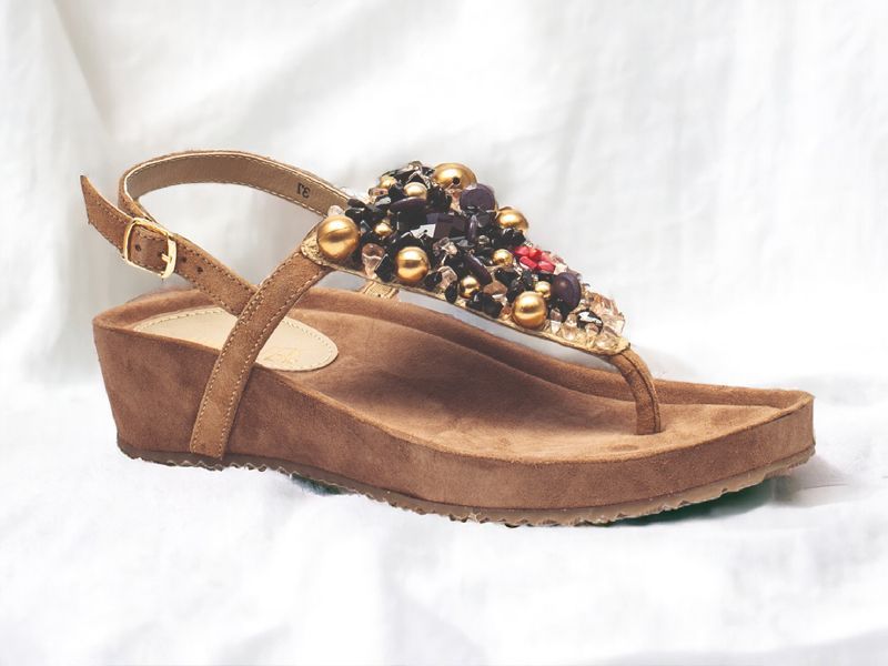 Un paio di sandali marroni con perline dorate