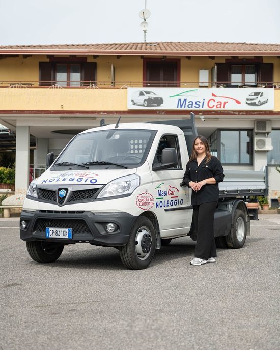 Una fila di auto bianche è parcheggiata in un parcheggio.