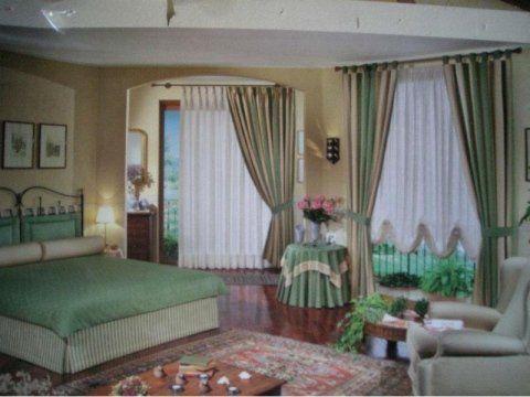 camera da letto con tende e tappezzeria classica