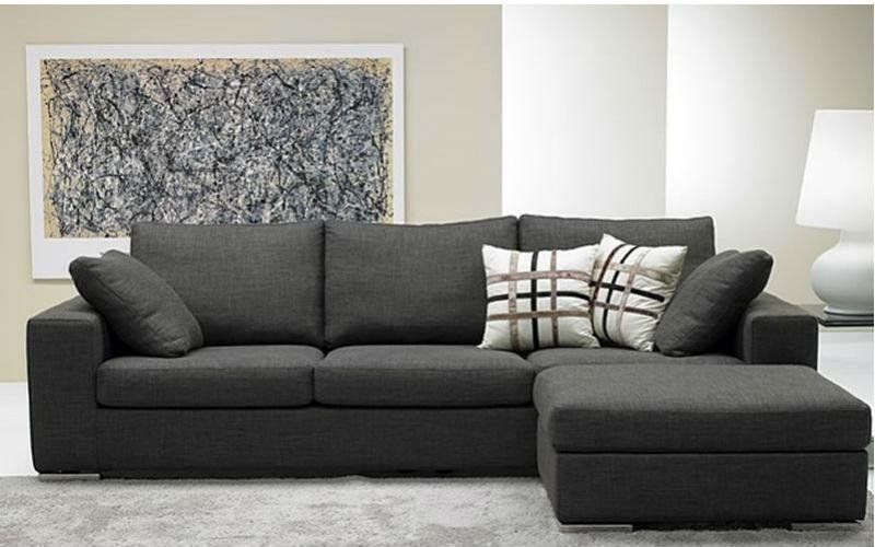 divano grigio con penisola