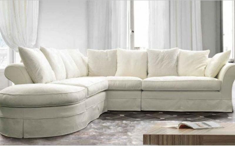 divano bianco con penisola