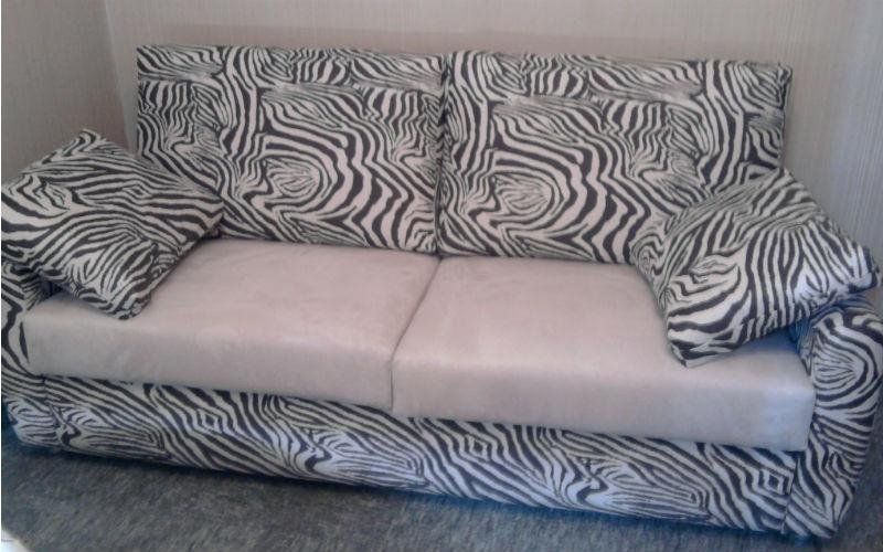 divano due posti zebrato con seduta bianca