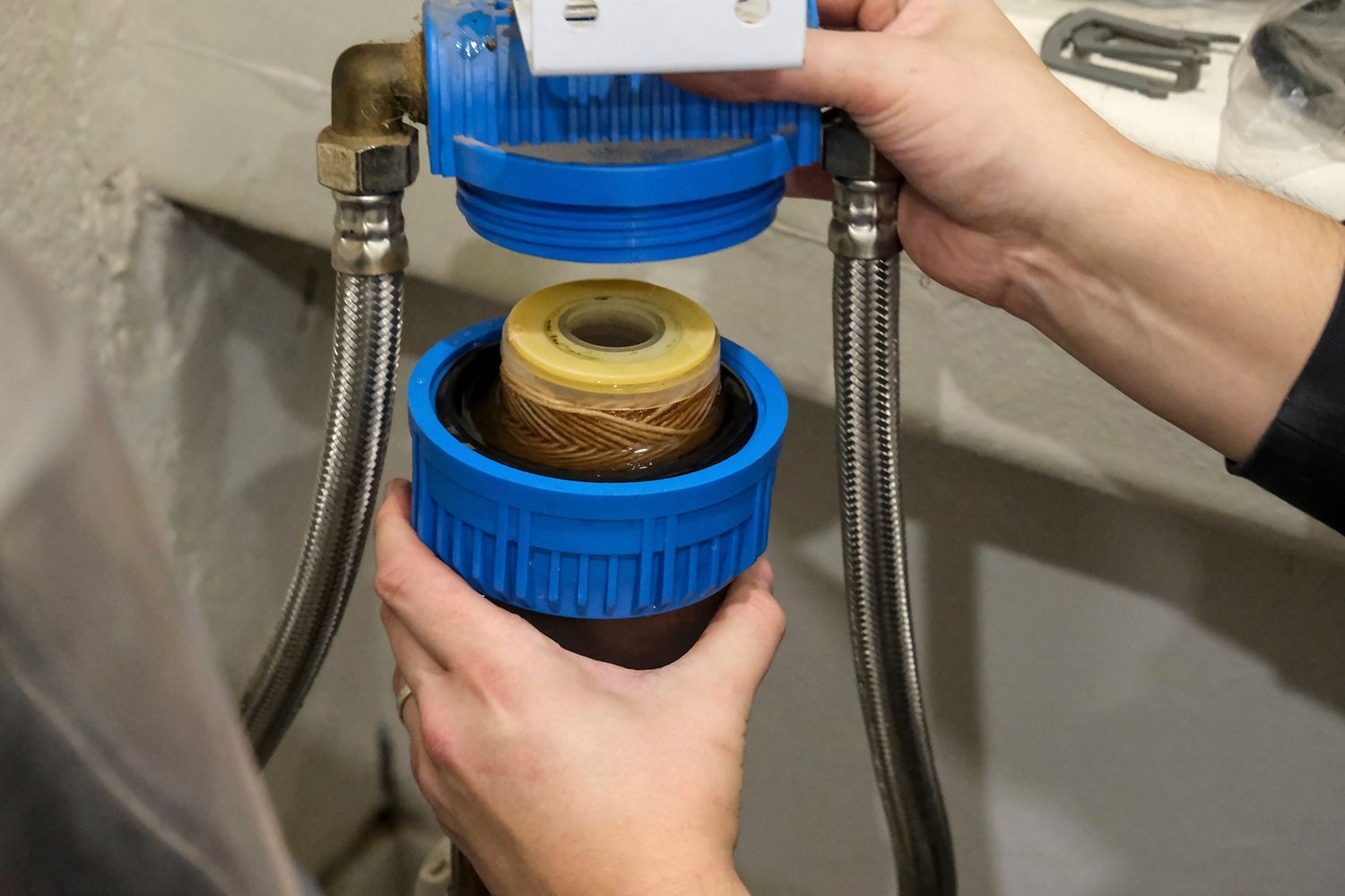 Replacement of a water softener filter cartridge by a technician.