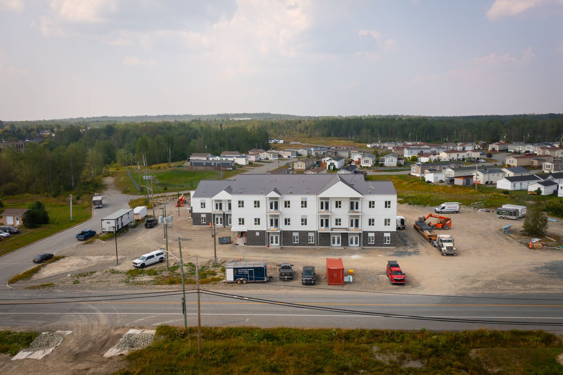 Une vue aérienne d'un bâtiment en construction dans une petite ville.