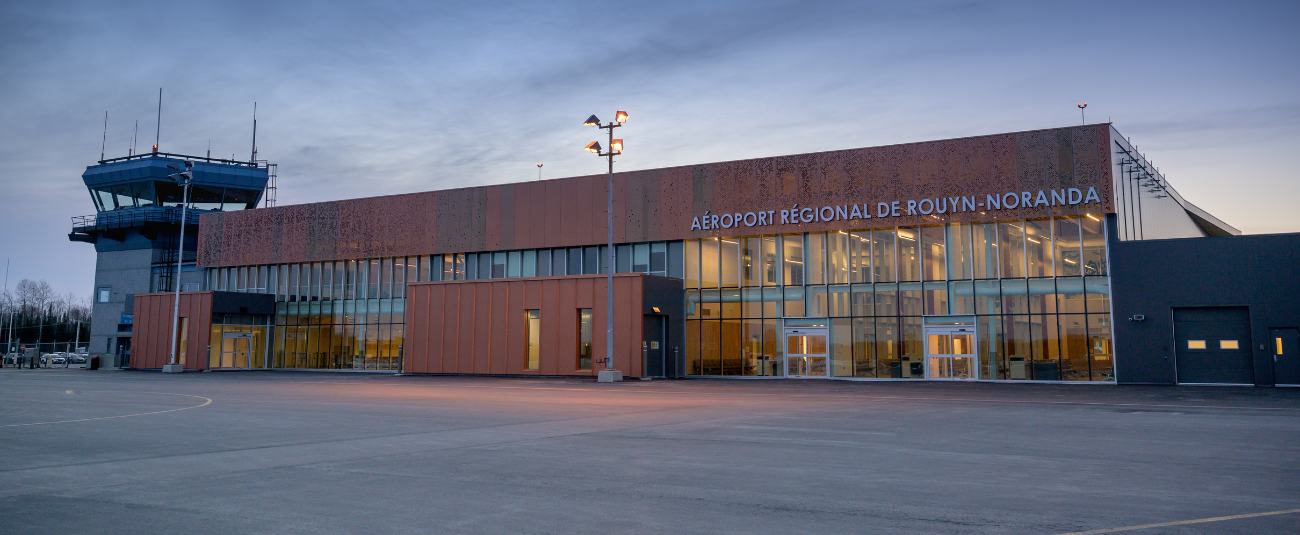 Un grand bâtiment avec une tour au sommet.