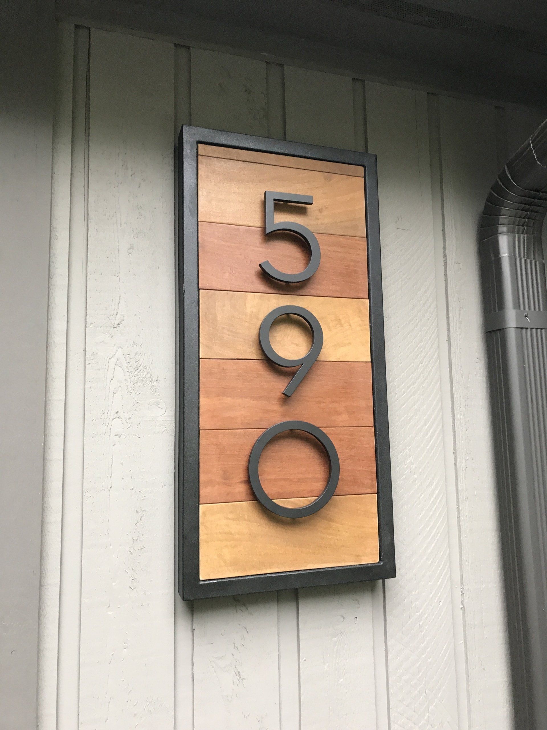 A wooden sign with the number 5 and 9 on it