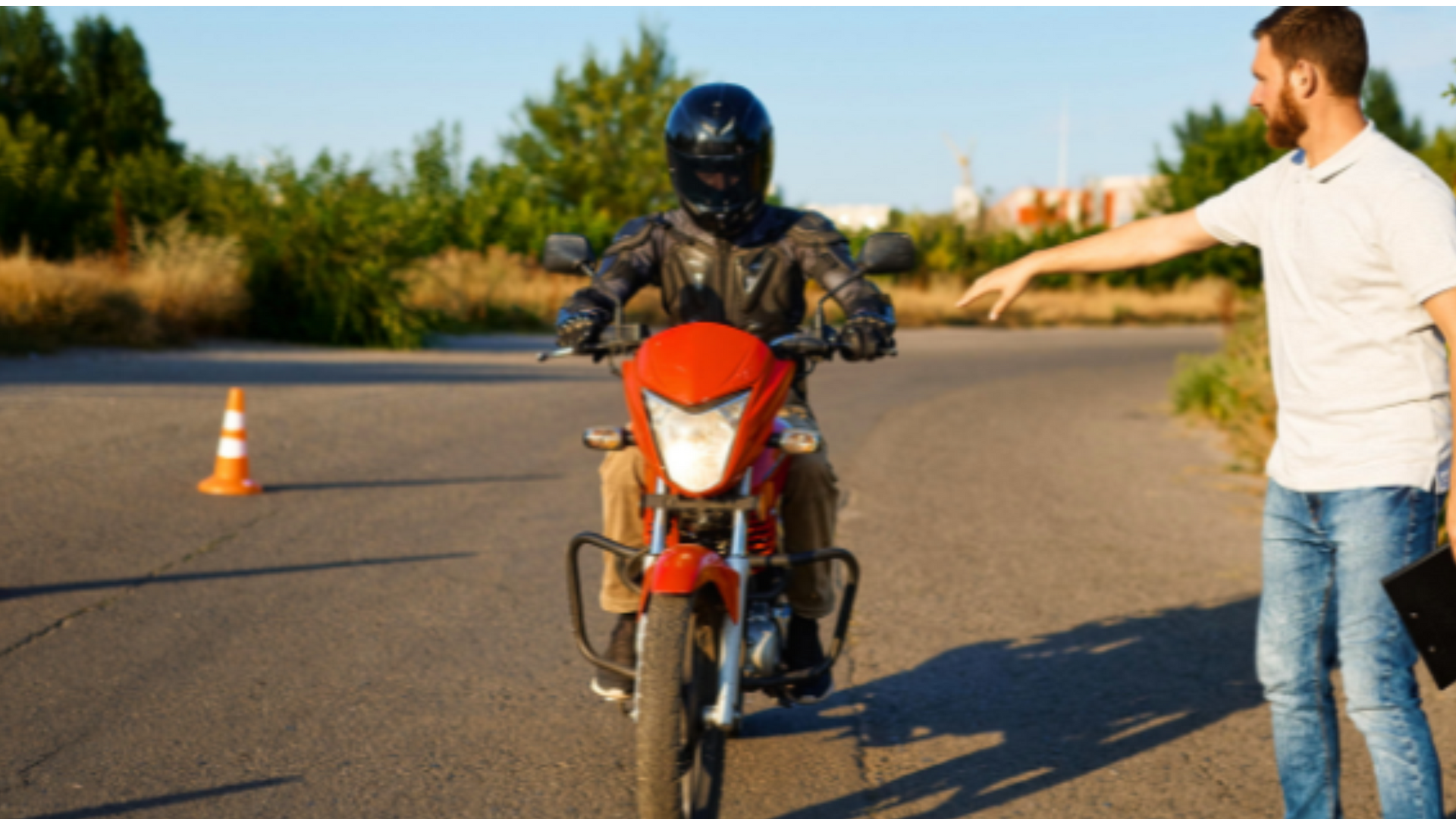 um homem está ensinando outro a andar de motocicleta.