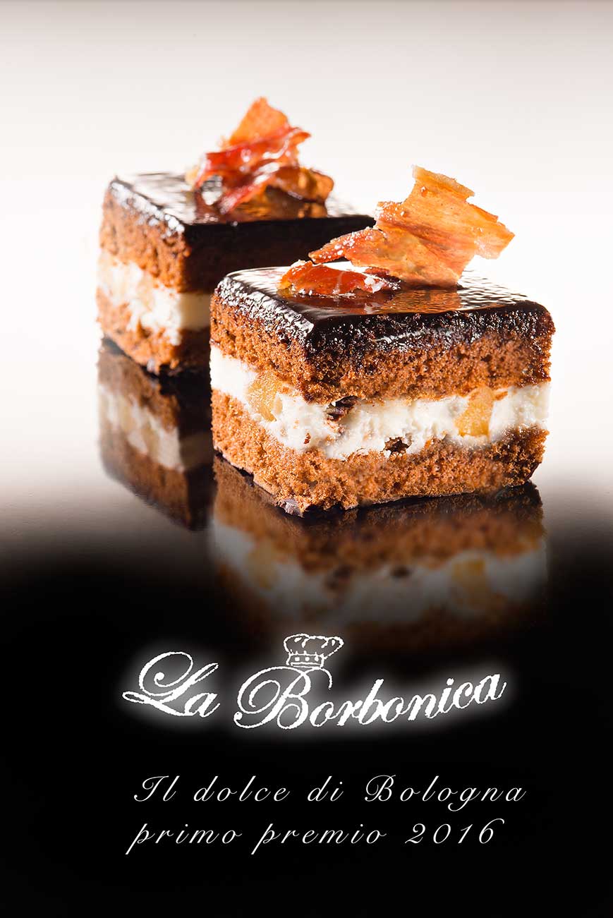 due fette di torta al cioccolato con logo la borbonica