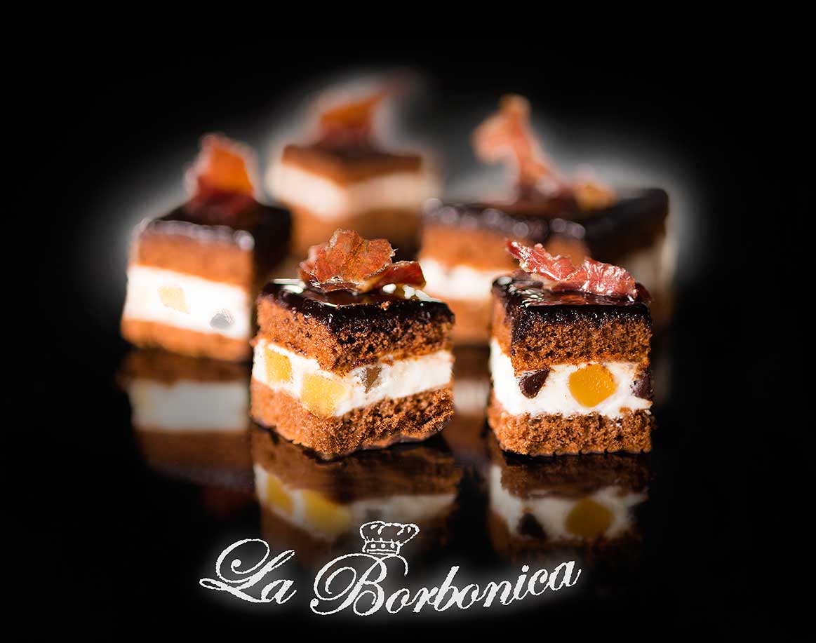 cinque fette di torta al cioccolato con logo la borbonica