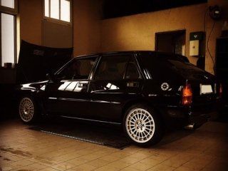 auto in attesa di revisione gomme