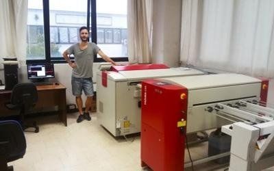 Operatore della Alfa-Zeta controlla il processo di stampa nella loro tipografia a Prato