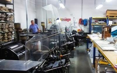 Stampanti all'opera con operatori al lavoro