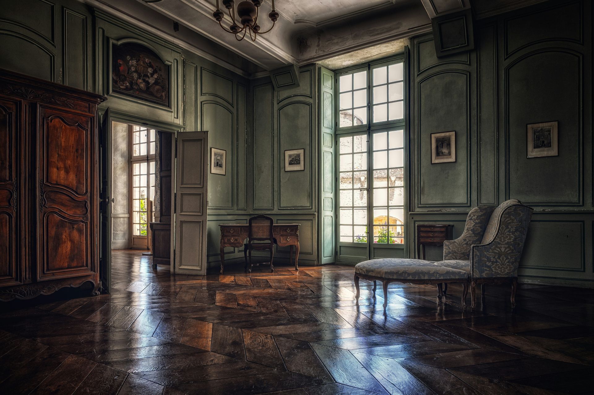 There is a chaise lounge in the middle of the room.