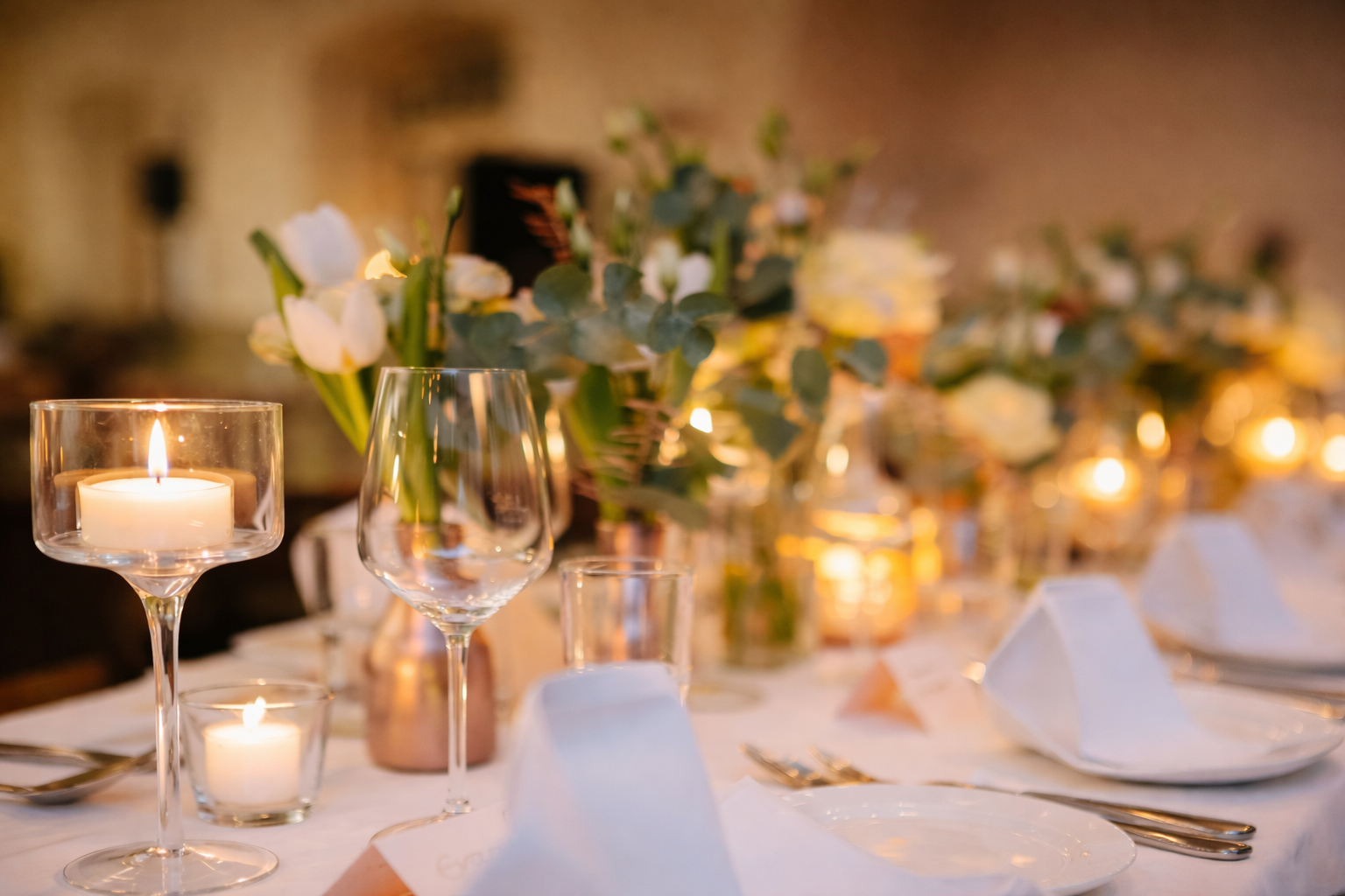 Una tavola apparecchiata in modo formale con tovaglioli bianchi