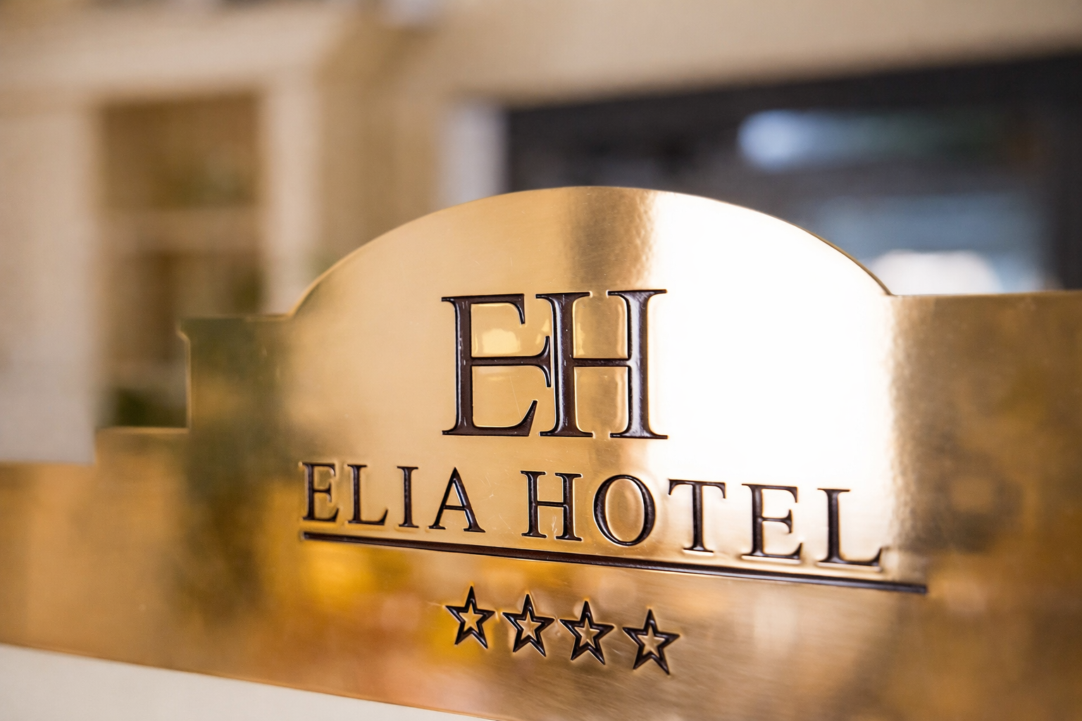 Una targa dorata metallica con la scritta 