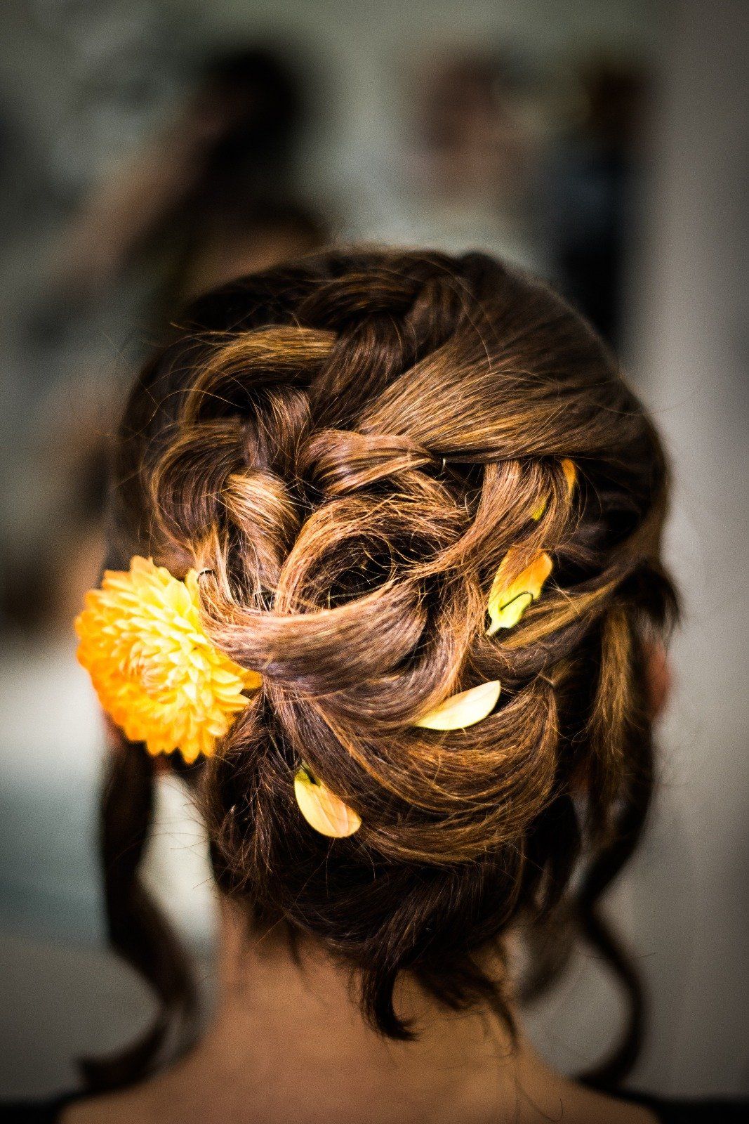 sposa con raccolto e fiori