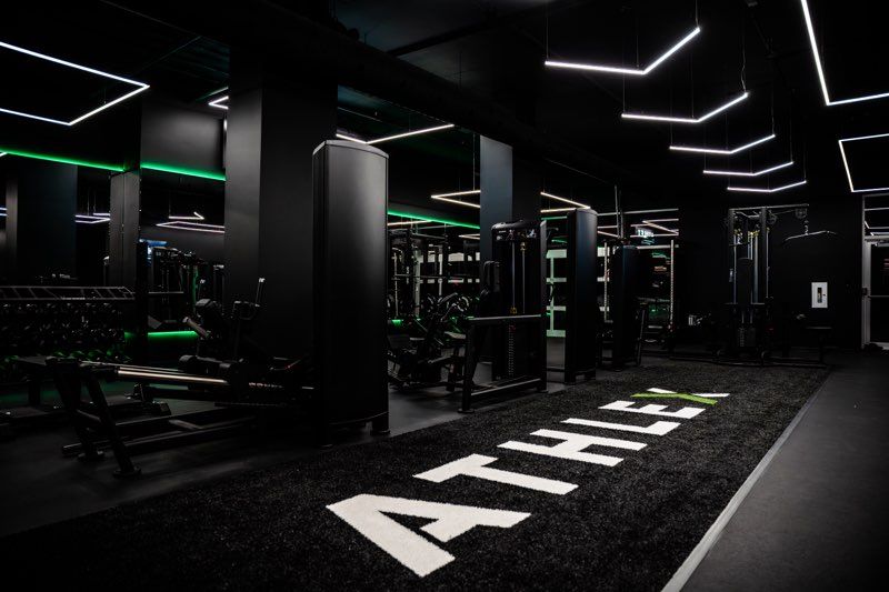 Une salle de sport avec le mot athlète écrit sur le sol