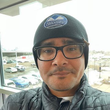 Un hombre con gafas y gorro se hace un selfie.