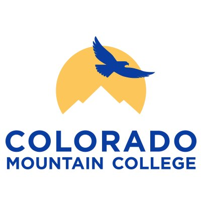 Un logotipo para la universidad de montaña de colorado con un pájaro volando sobre una montaña