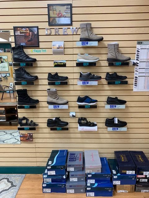 A room with a penguin on the wall that says kidz korner