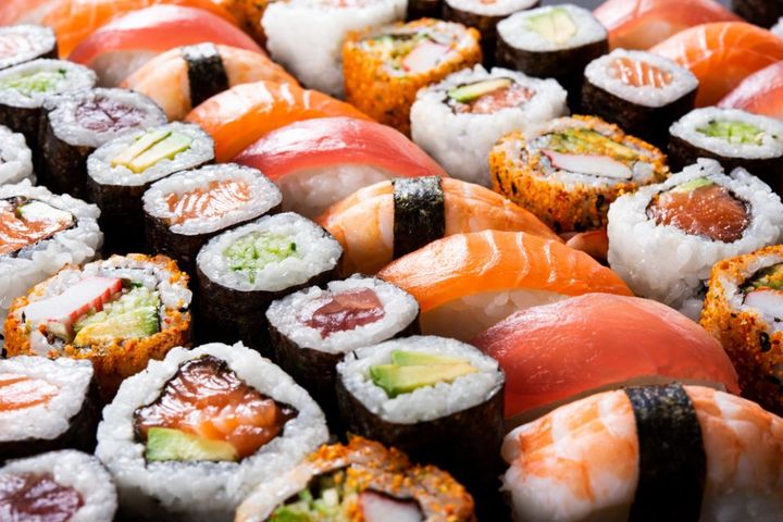 sushi e sashimi con pesce fresco e pregiato