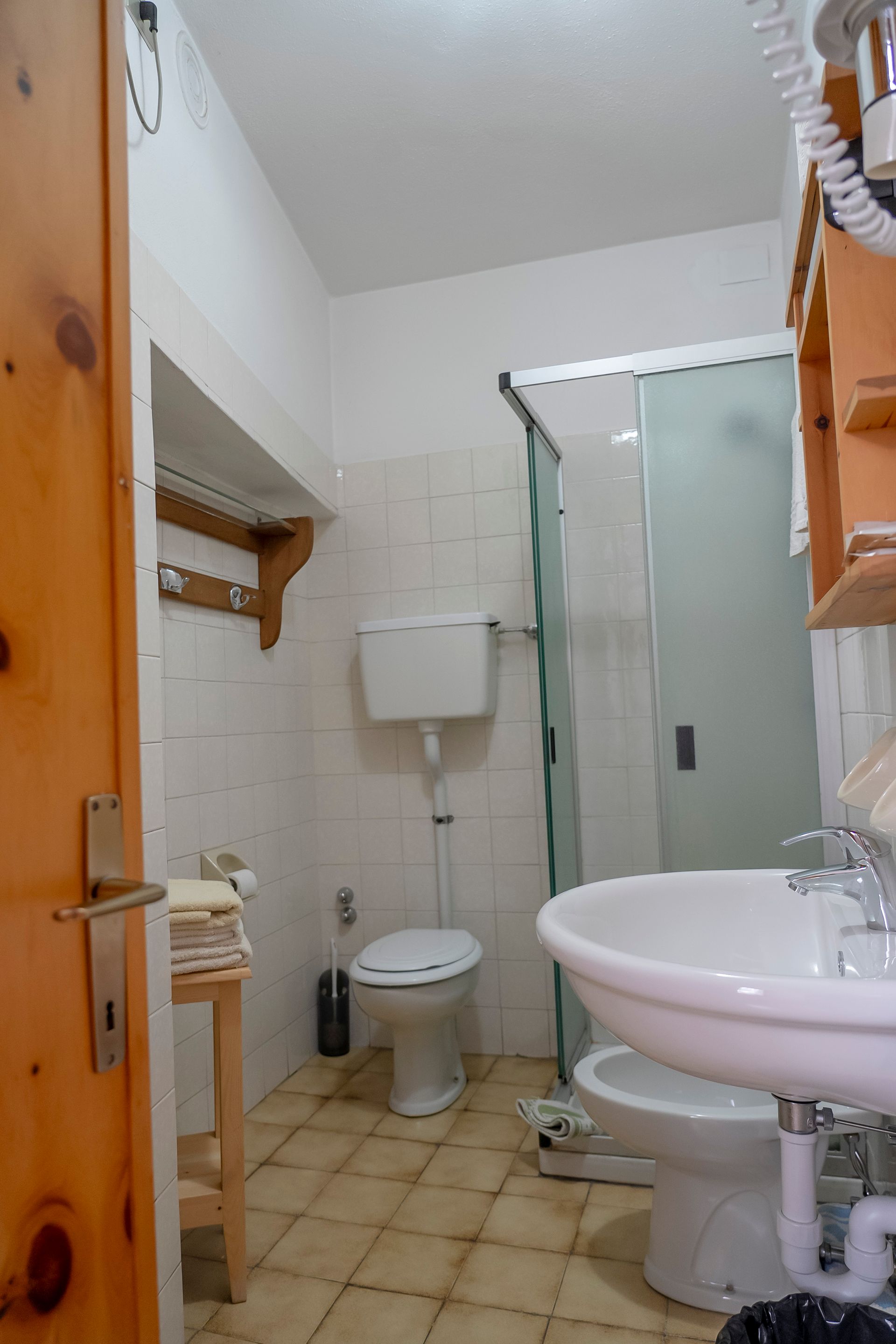 Un bagno con un water un lavandino e un bidet