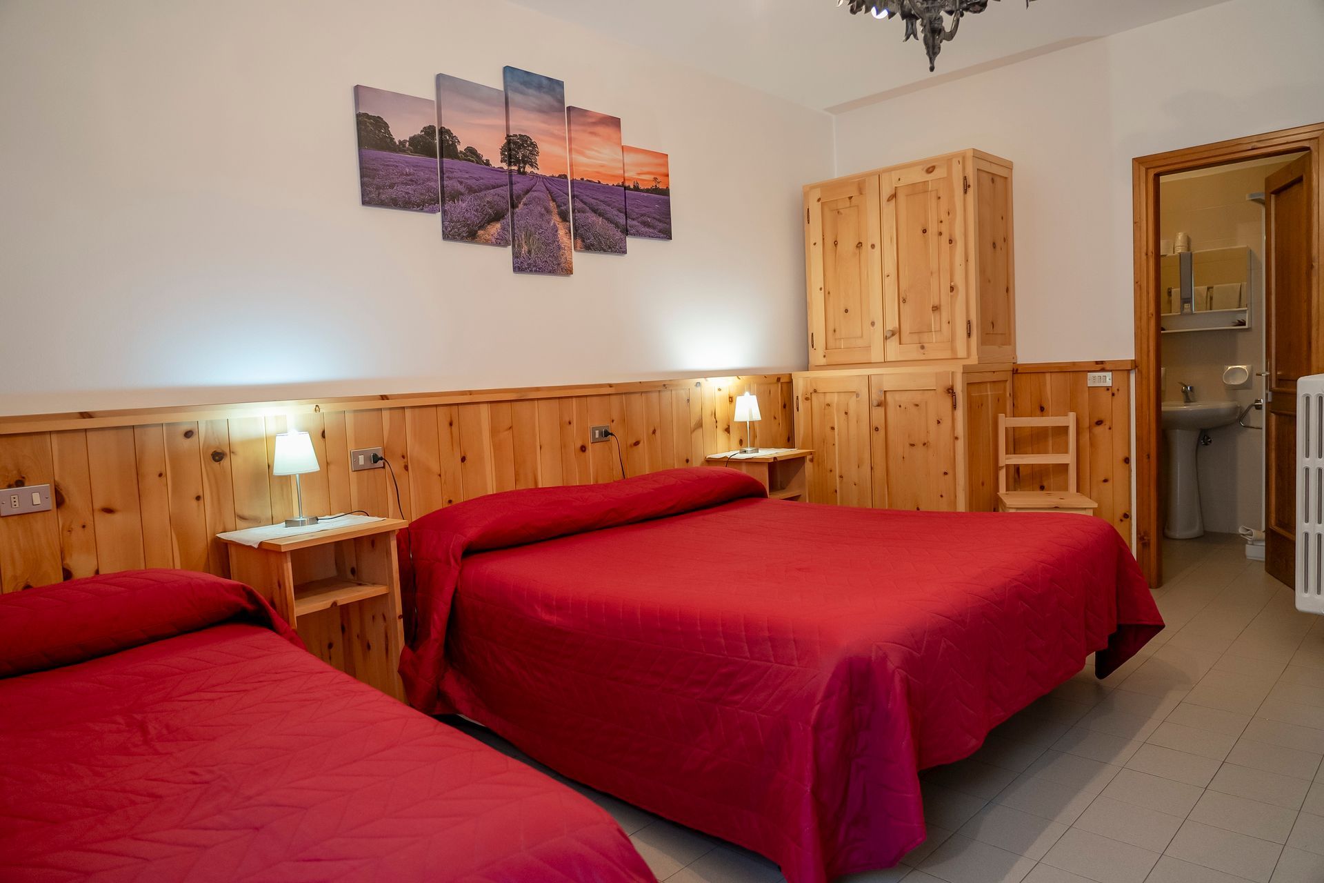 Una camera con due letti e un quadro sul muro