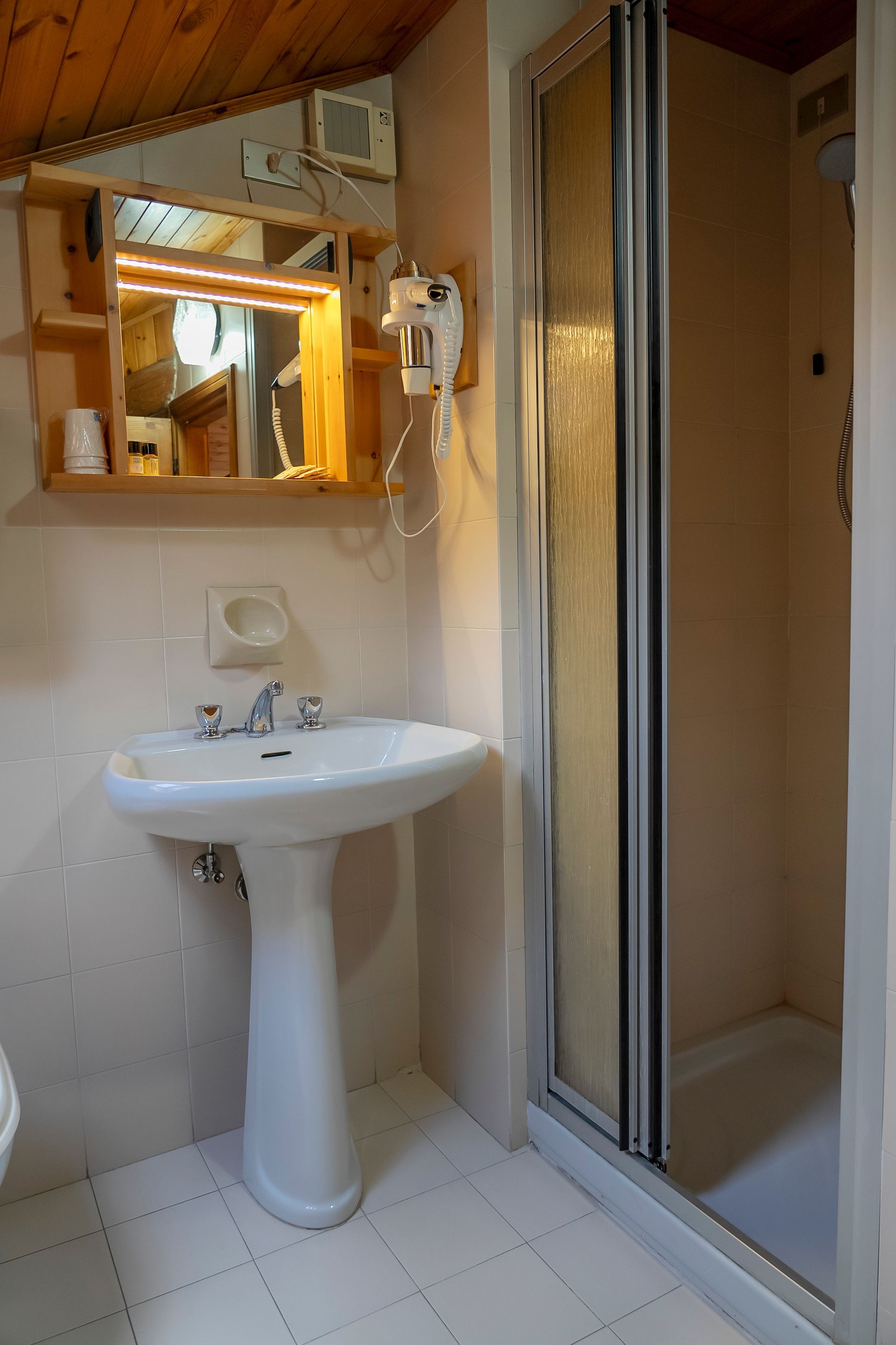 Un bagno con wc, lavandino, doccia e bidet.