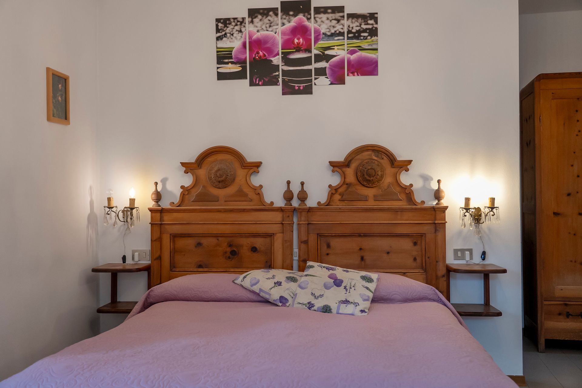 Un bagno con wc, lavandino, doccia e lucernario