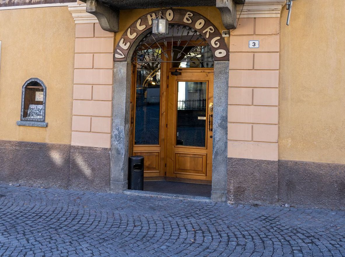 Un edificio con un cartello che dice vecchio borgo