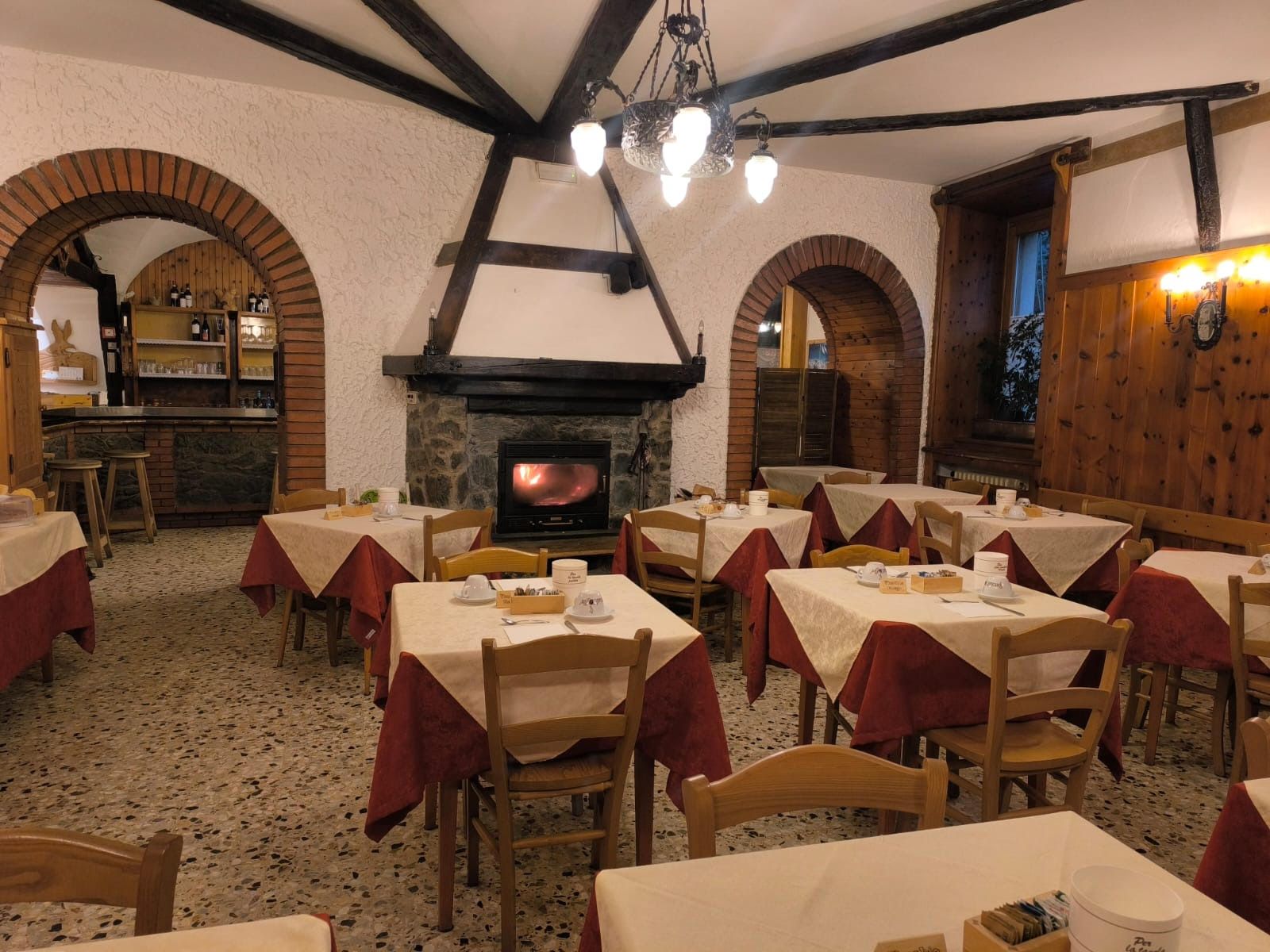 Un ristorante con tavoli e sedie e un camino