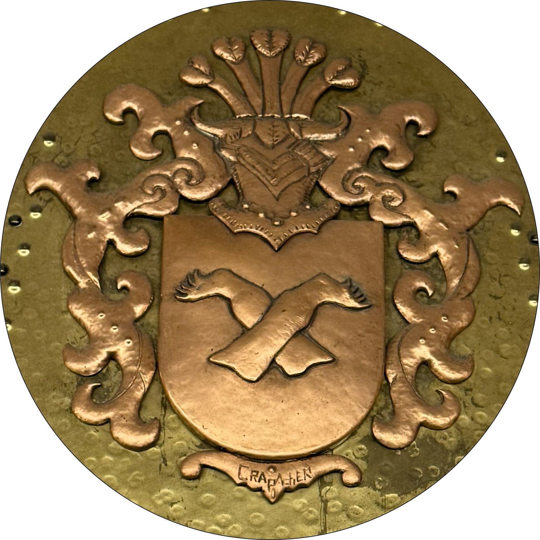 Una moneta d'oro con uno stemma sopra
