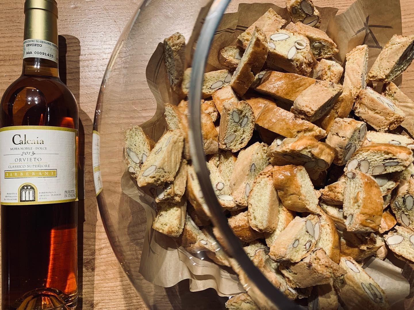 una bottiglia di calcata è accanto a una ciotola di biscotti