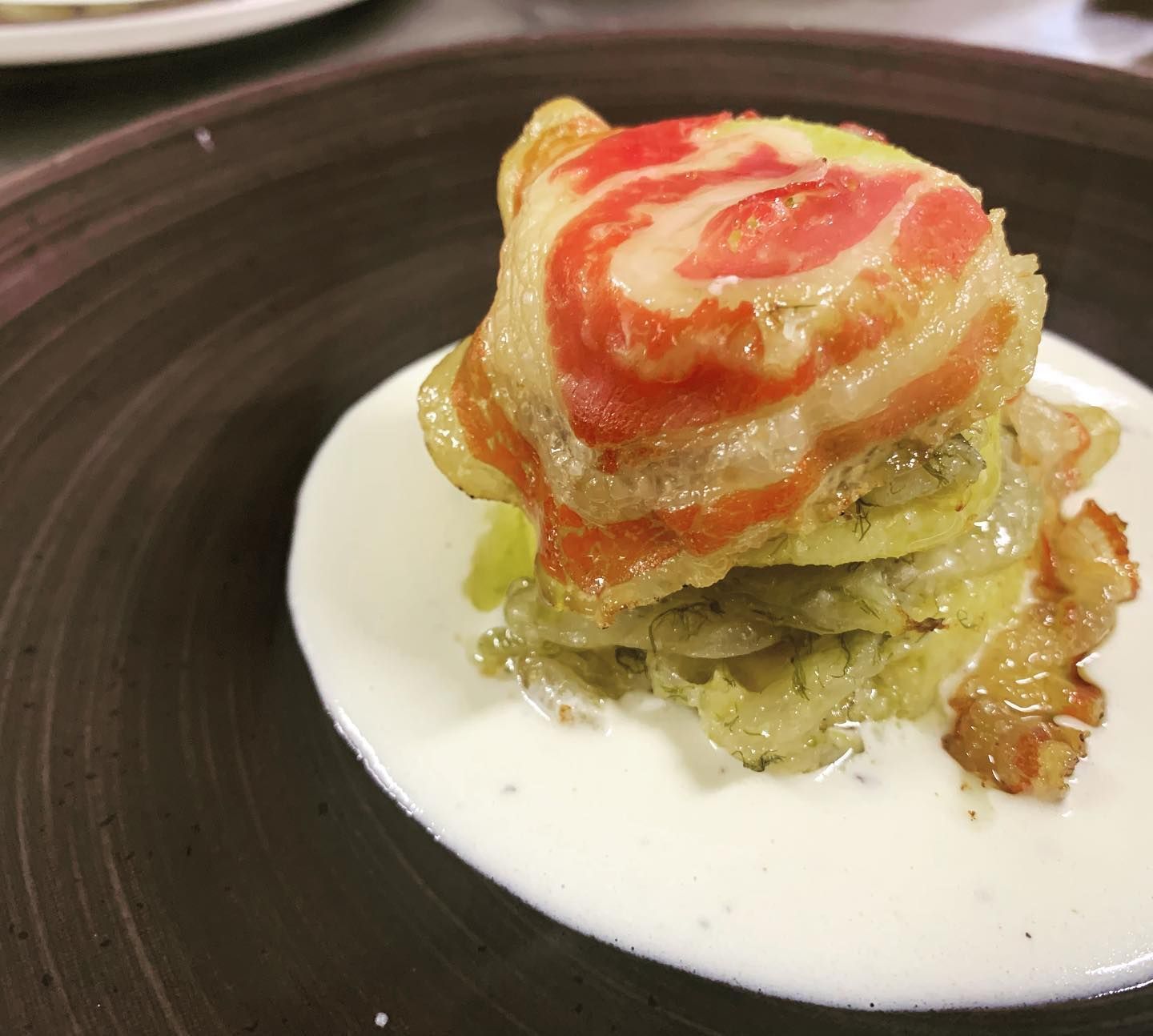 un primo piano di un piatto di cibo su un tavolo