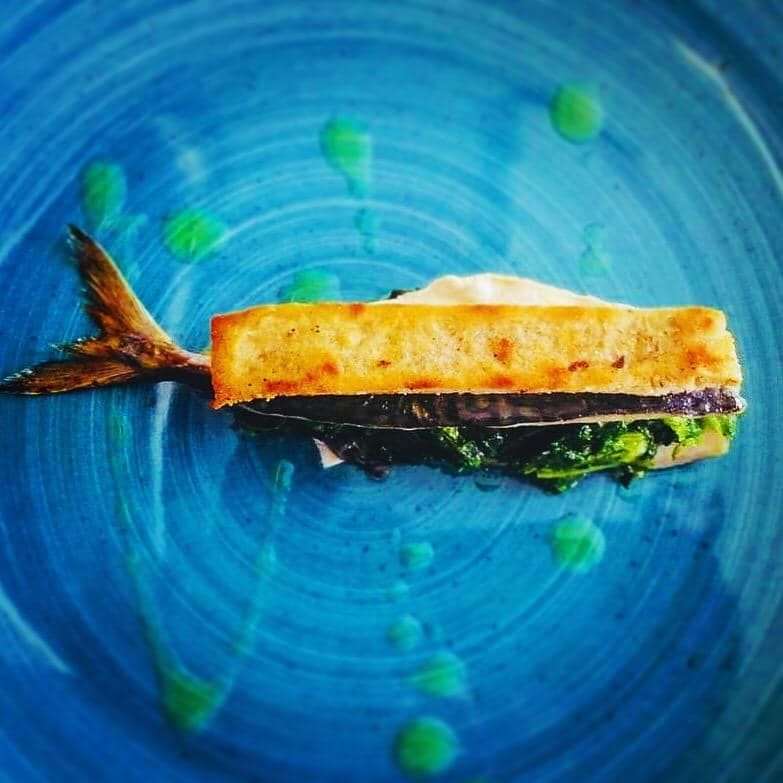 un primo piano di una ciotola di zuppa con crostini