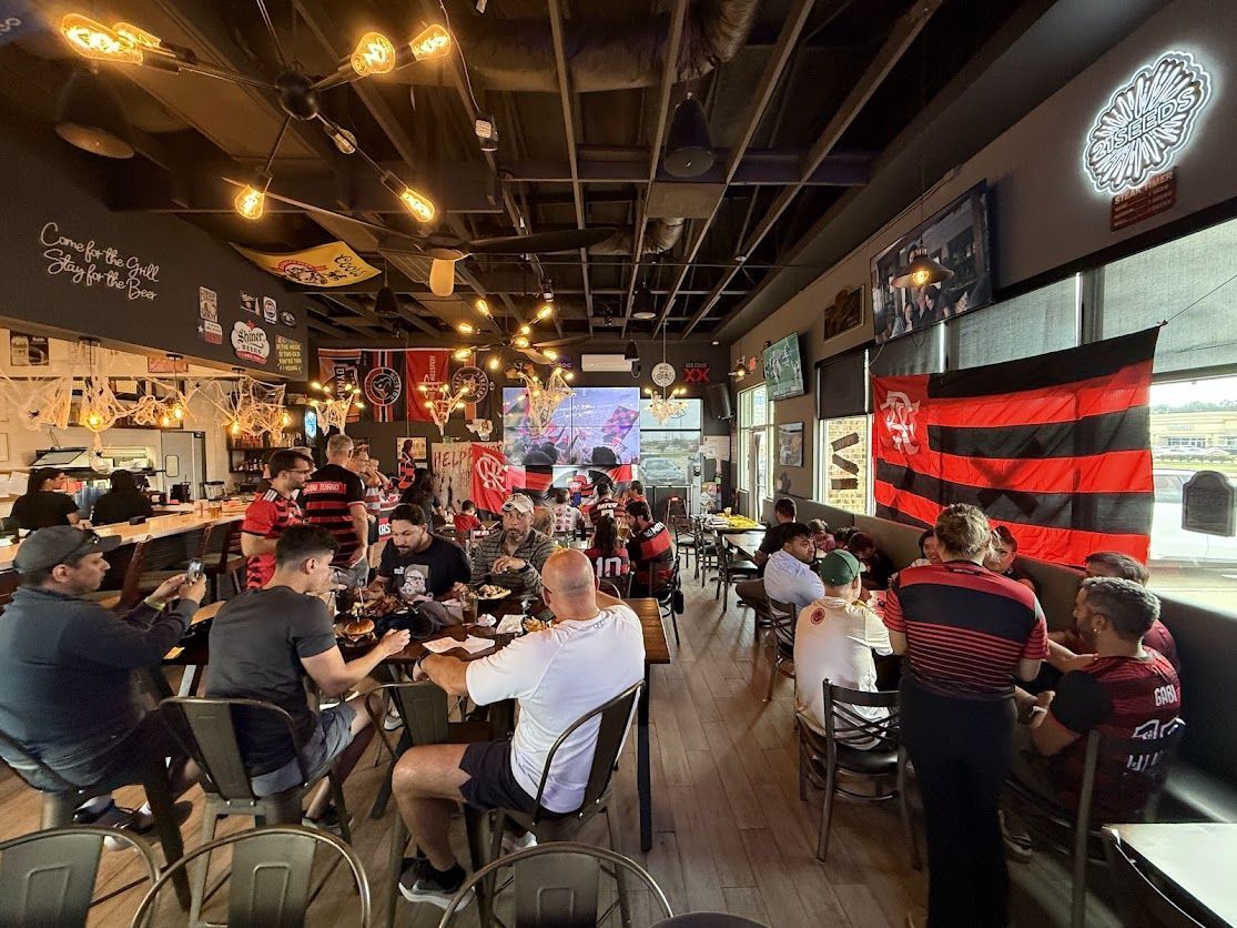 A group of people are sitting at tables in a restaurant.