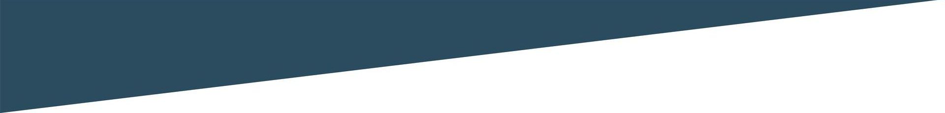 Een donkerblauwe banner met een diagonale onderrand op een witte achtergrond.