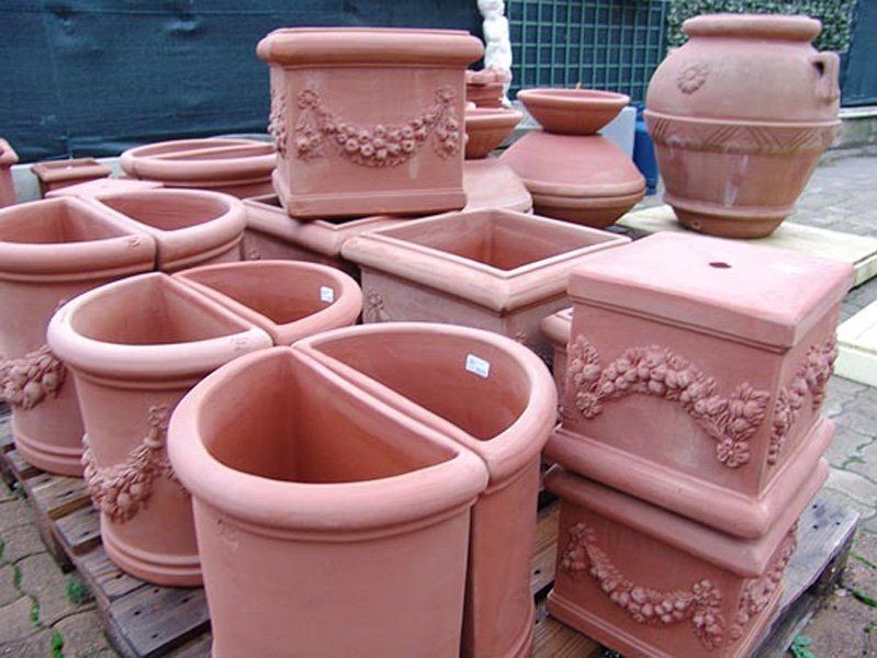 vasi in terracotta a mezzaluna