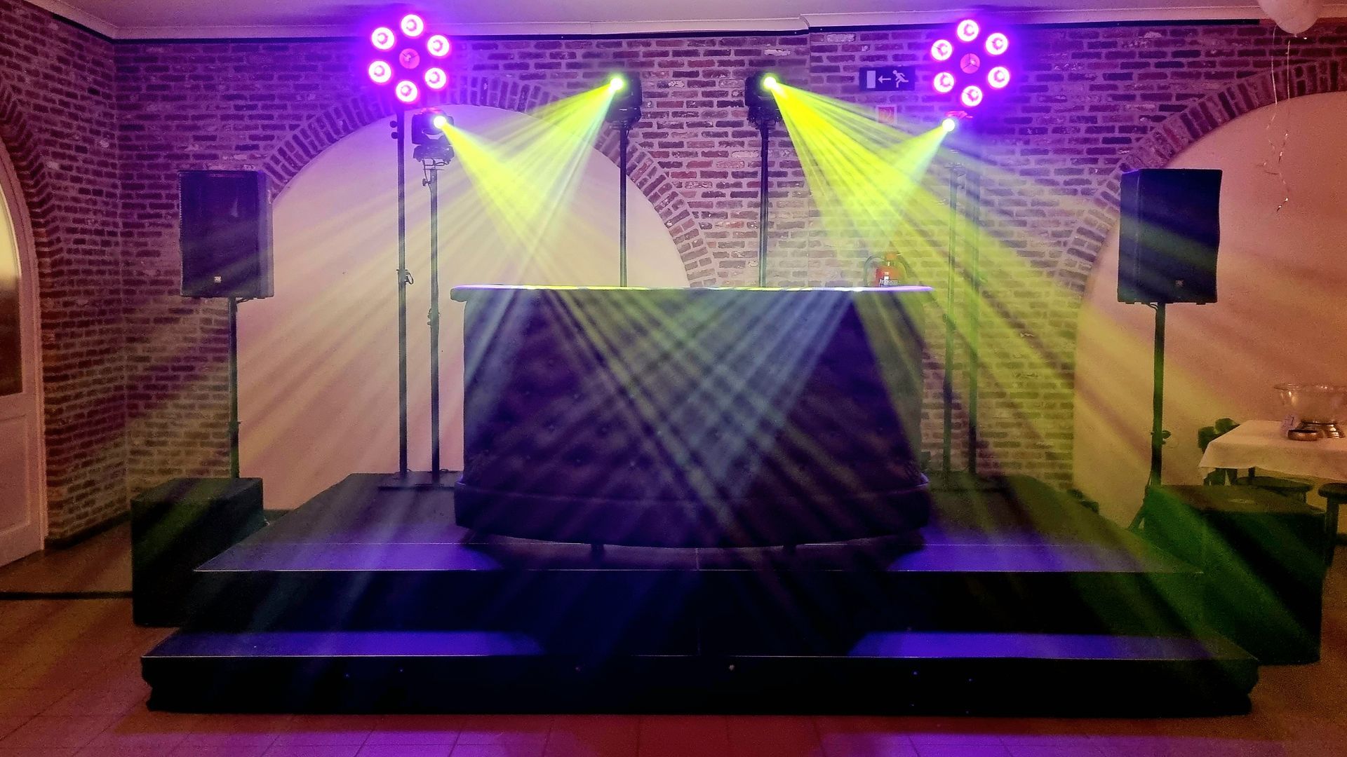 DJ Show Black Chique (Chesterfield style DJ Booth), Drive-in Show eenfeestjevieren.nl