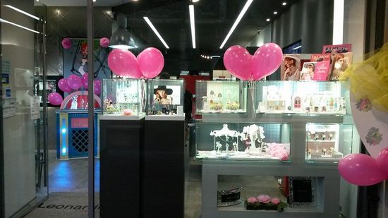 delle vetrine con dei gioielli esposti e di palloncini rosa a forma di cuore
