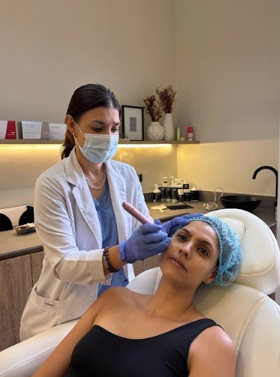 Una mujer que lleva una mascarilla y guantes recibe tratamiento médico