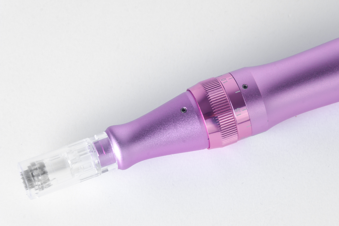 Una mujer recibe una inyección de botox en la frente.