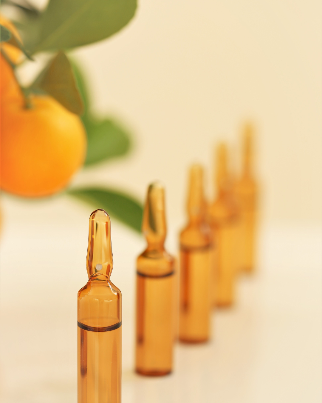 Un médico está vertiendo aceite esencial en un mortero.