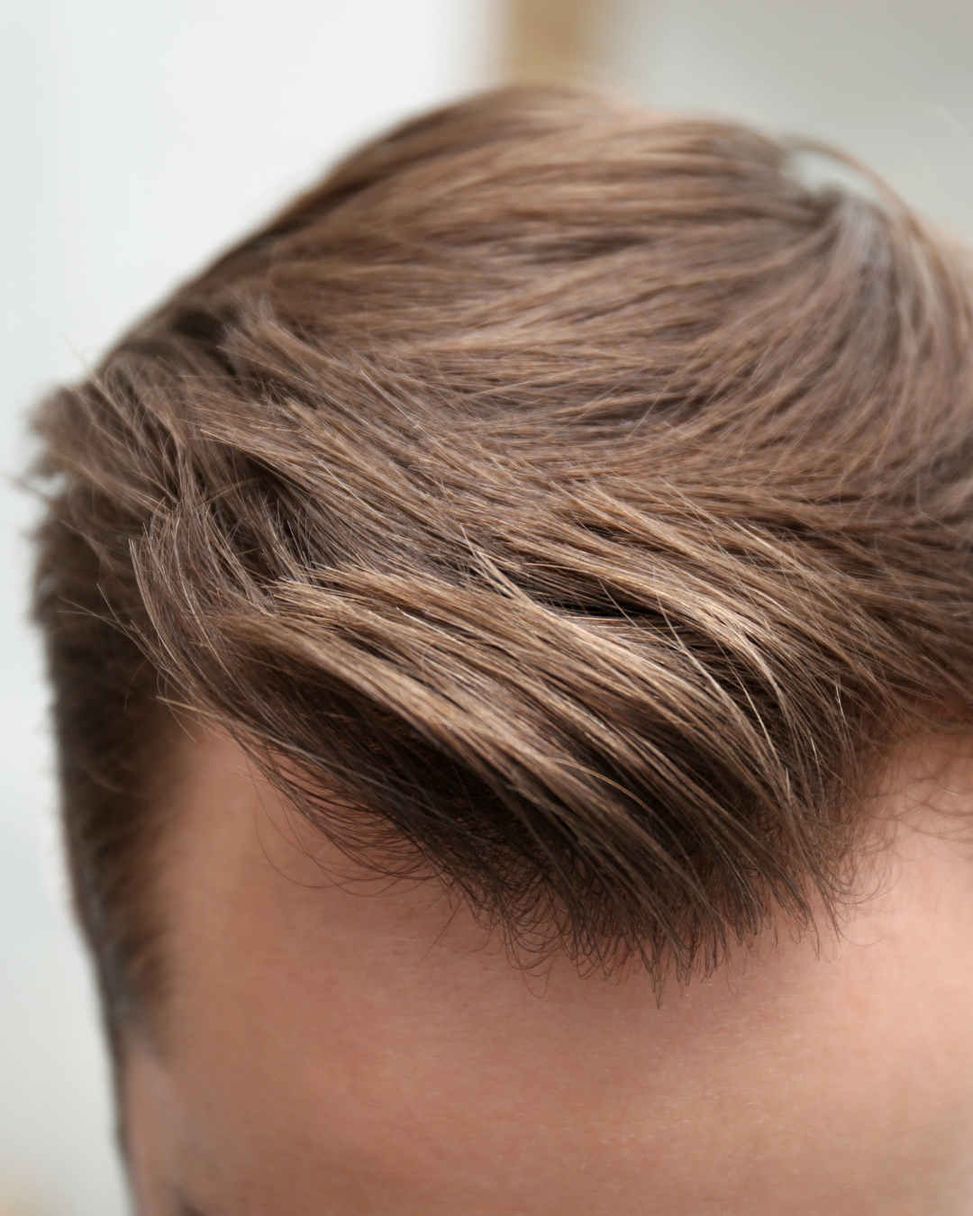 Una mujer está recibiendo un tratamiento capilar en una peluquera.