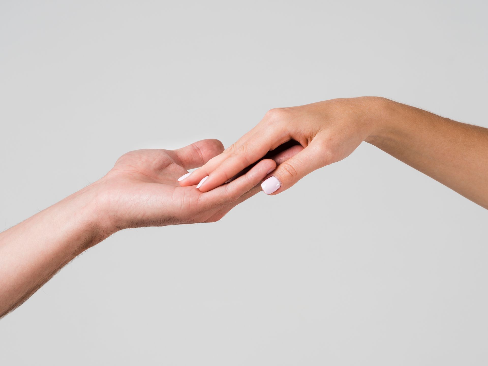 Un hombre y una mujer se toman de la mano.